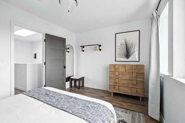 Building Photo - 925 NE 23rd Ave