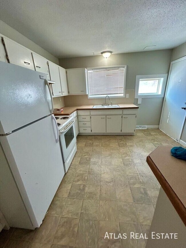 Building Photo - 6646 Maywood Ave