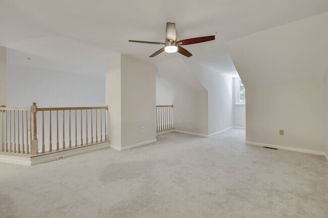 Building Photo - Top-Floor 3BD/3BA seconds to Downtown Crown!