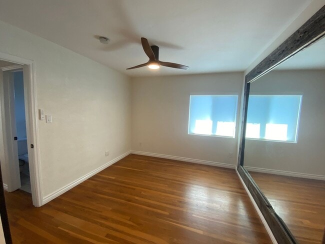 Building Photo - Fireplace! 1 Car Garage! Double Stainless Steel Oven! HUGE Enclosed Yard! Remodeled!