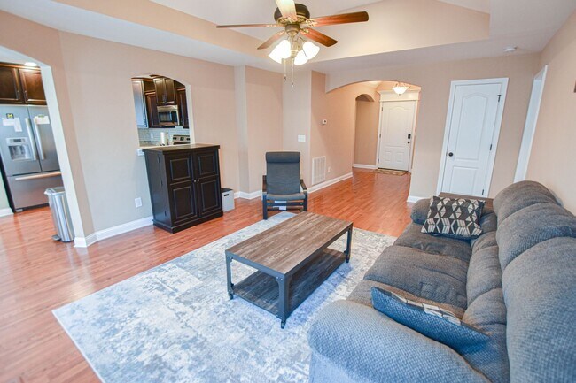 Building Photo - Pet Friendly Three Bedroom with Bonus!