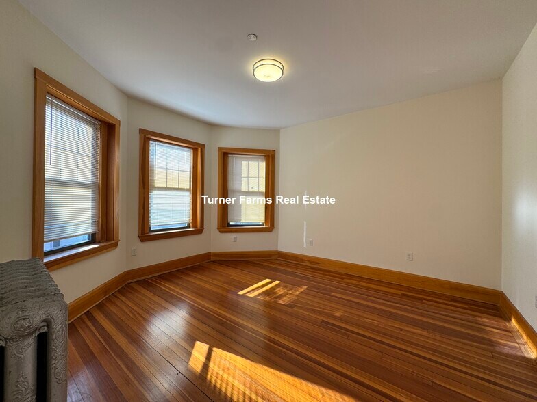 Building Photo - 145 Hillside St