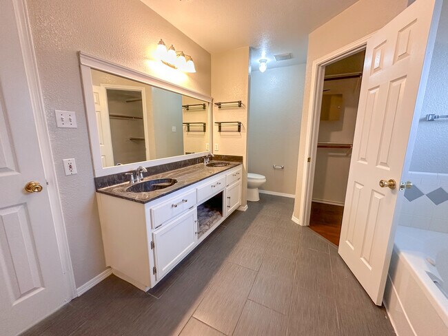 Building Photo - 2701 Littlepine Dr