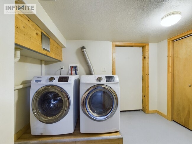 Building Photo - Cozy Apartment Downtown