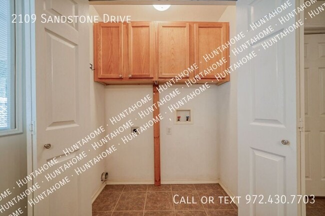 Building Photo - 2109 Sandstone Dr