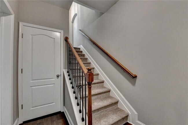 Building Photo - 812 Red Hart Ln