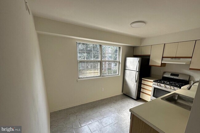 Building Photo - 1002 Valley Glen Rd