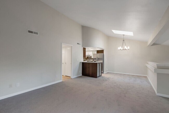 Building Photo - Great 1bed 1bath Location in Kirkland! Parking and W/S/G included in rent