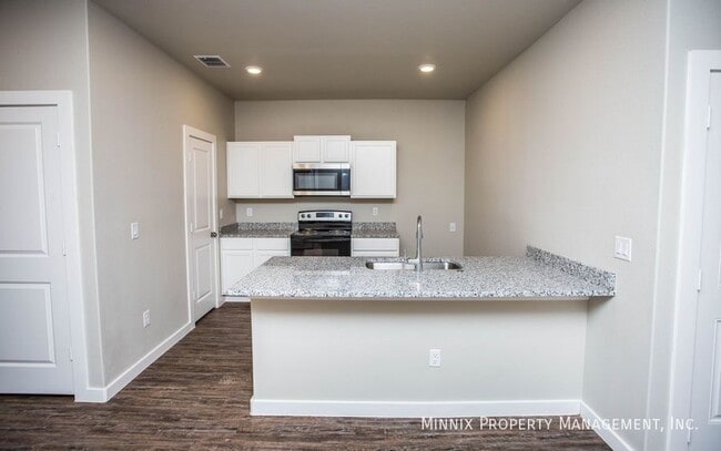 Building Photo - 407 E 21st St