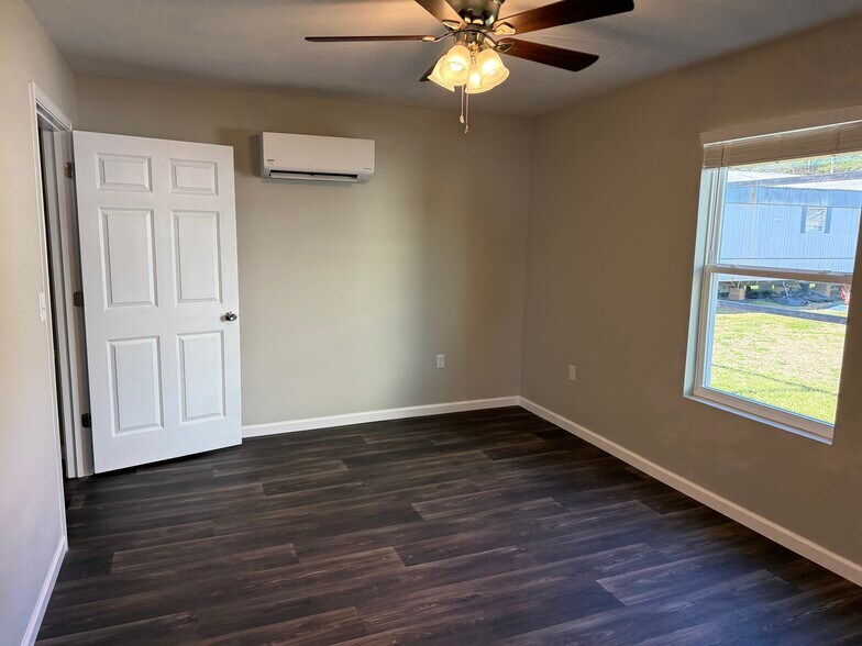 Building Photo - 80 Redwood Ln