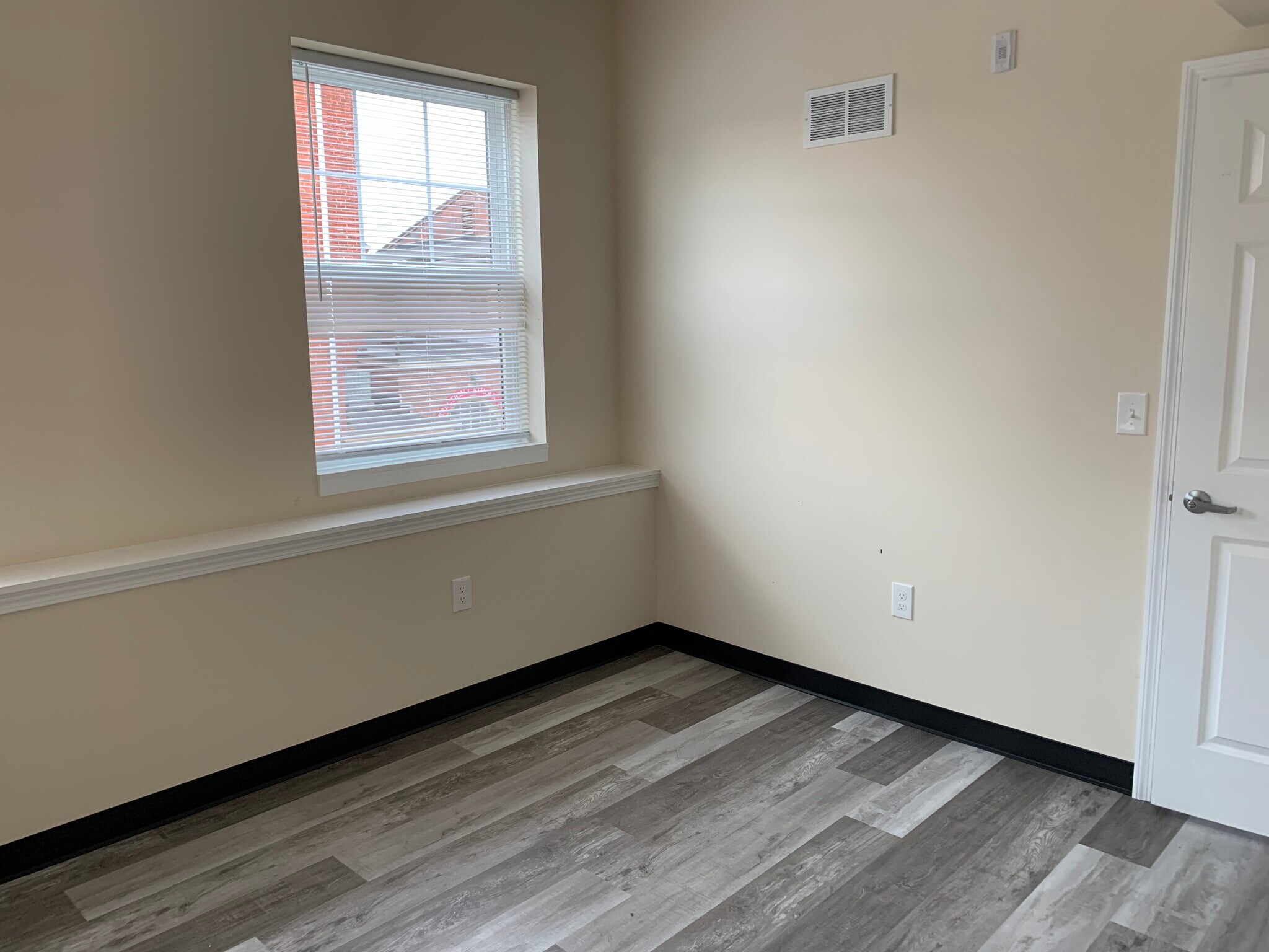 Building Photo - 535 E Orange St