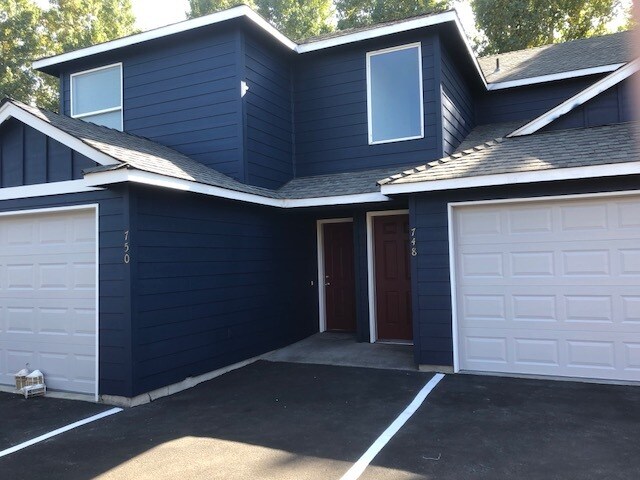 Building Photo - 748 NE Oak Place
