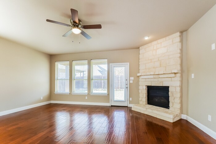 Building Photo - 604 Kinghaven Dr