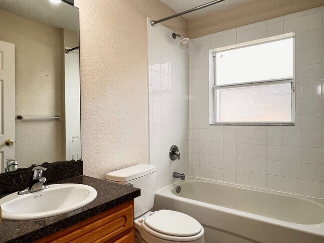 Building Photo - Spacious Three-Bedroom Home in Savannah Estates