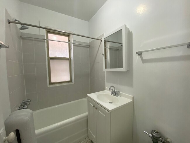 Building Photo - 1525 W Estes Ave