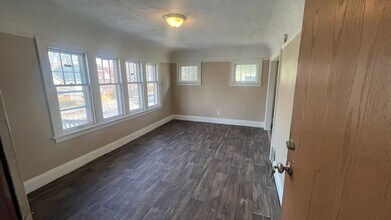 Building Photo - 2421-2423 W Finn Pl