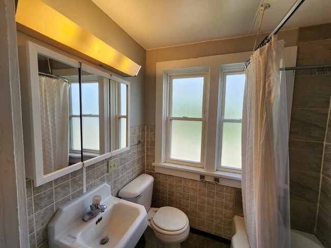 Building Photo - 2 Bedroom side by side / 421A Otter Ave Oshkosh