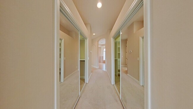 Building Photo - Beautiful 4-bedroom , 4 bathroom House wit...