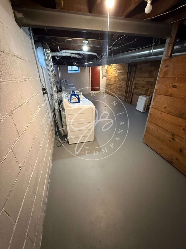 Building Photo - 2 bed duplex ready for you to call home! W...