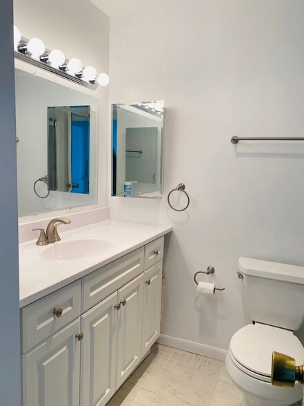 Building Photo - 5445 N Sheridan Rd