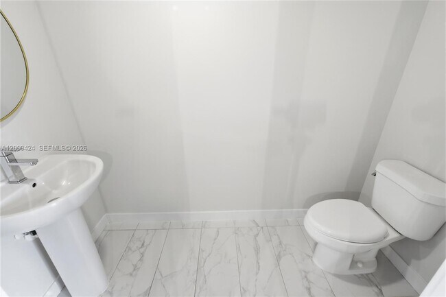 Building Photo - 2505 NE 193rd St