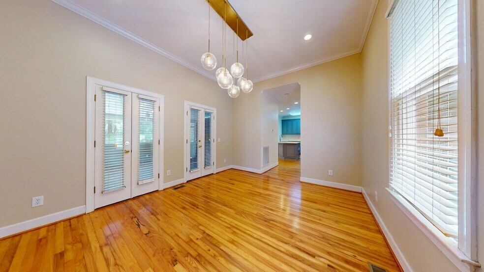 Building Photo - Spacious Townhome close to downtown Auburn...
