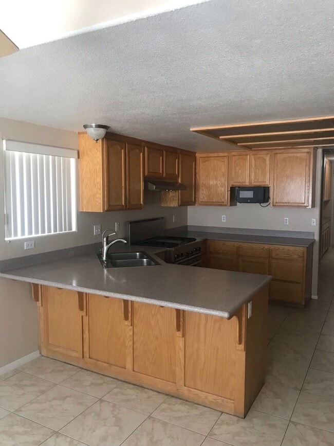 Building Photo - 4 BEDROOM HOME WITH VIEWS, NEAR WAALEW IN SYCAMORE ROCKS AREA OF APPLE VALLEY.