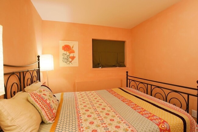 Building Photo - Lovely Langley Condo and Pet Friendly!