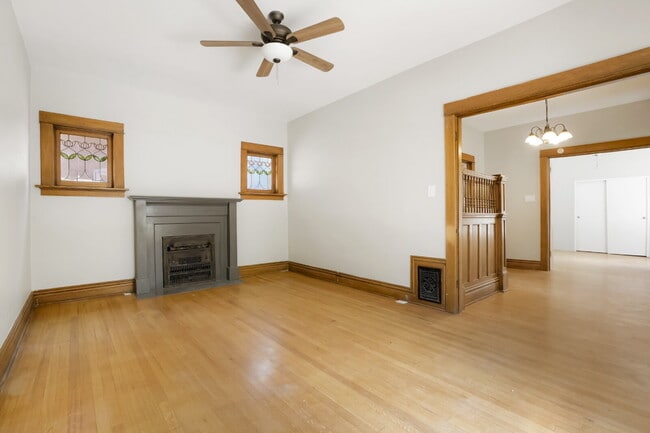 Building Photo - Charming 4 Bed, 2 Bath Town Home in Prime ...
