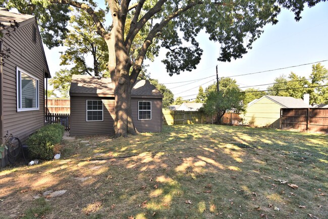 Building Photo - Remodeled bungalow in the heart of Mid-town