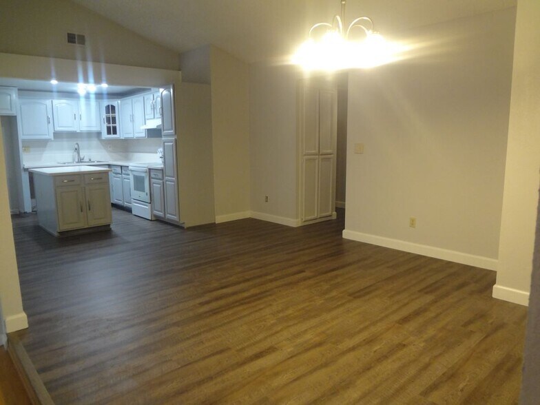 Building Photo - 6832 Trovita Way