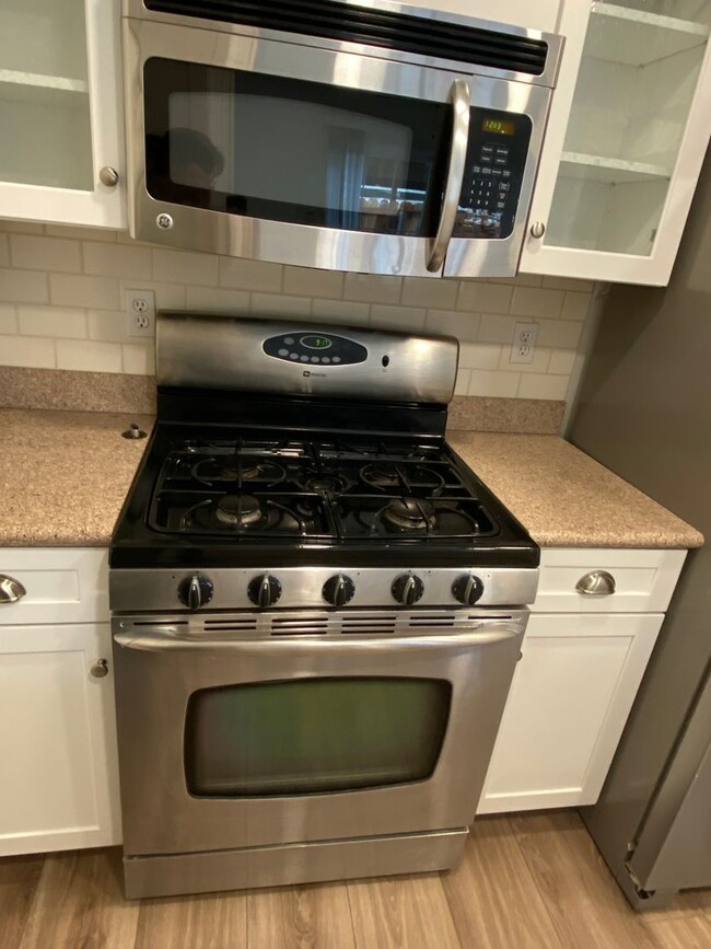 Building Photo - Tastefully Renovated Townhouse Available t...