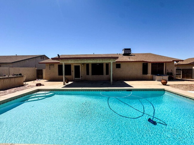 Building Photo - "Charming 3-Bed, 2-Bath Solar and Pool Home!"