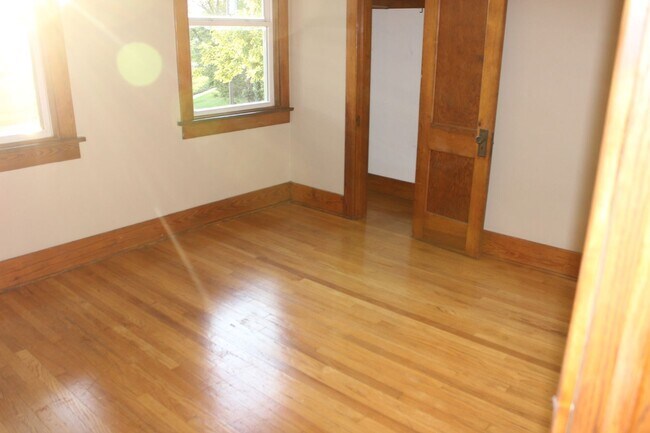 Building Photo - Large House Available for Move-In August 1st!