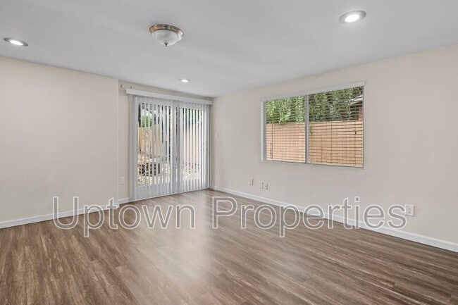 Building Photo - 9520 SW Cypress St