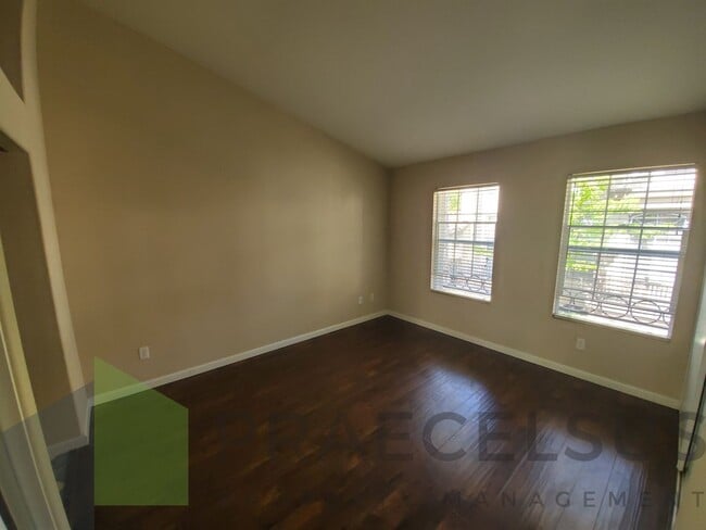 Building Photo - Gorgeous Townhome in Sorrento Valley