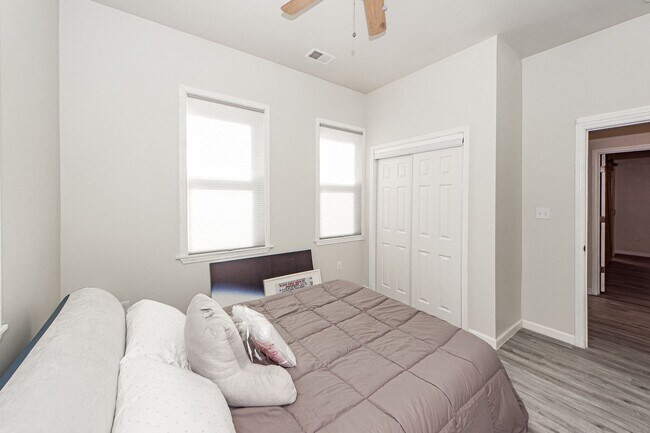 Building Photo - 3 BD 2.5 Bath Charming Home