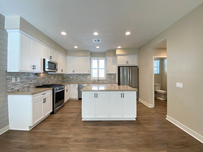 Building Photo - *Special*Stunning 3 Bedroom 3.5 Bathroom T...