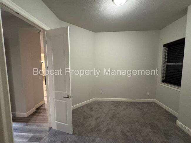 Building Photo - 925 Cranfield Ct