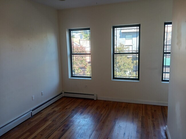 Building Photo - 126 Hart St