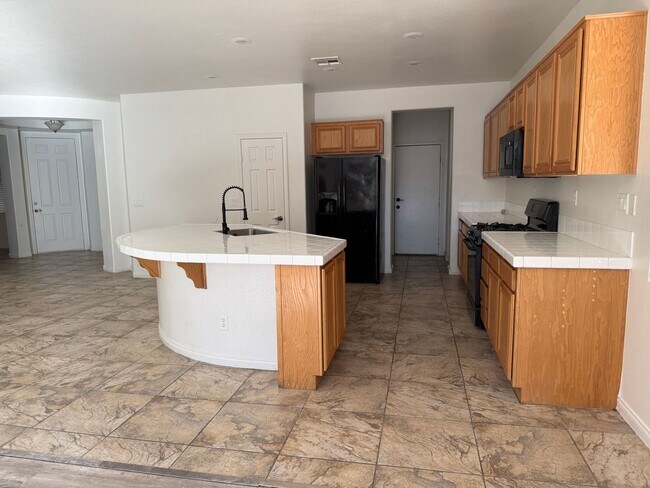 Building Photo - Beautiful three Bedroom, 2 Bath Home