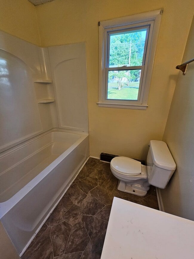 Building Photo - 2 BR off Old Winston Rd!