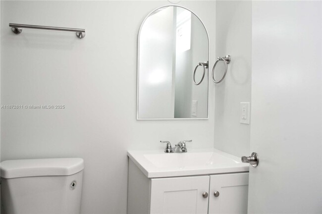 Building Photo - 4051 N Ocean Dr