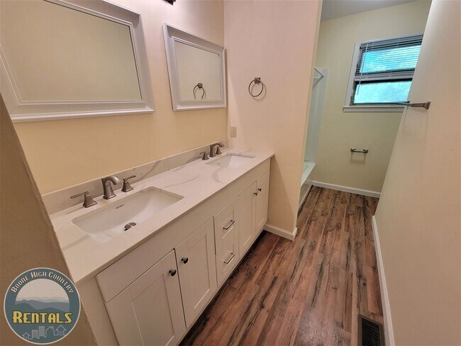 Building Photo - 5BR House Centrally Located in Boone