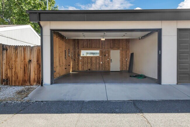 Building Photo - 2567 S Acoma St