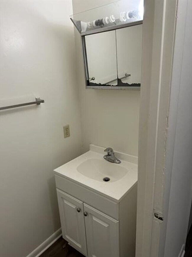 Building Photo - Spacious Townhome Near Campus