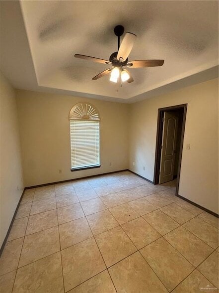 Building Photo - 904 W Solar Dr