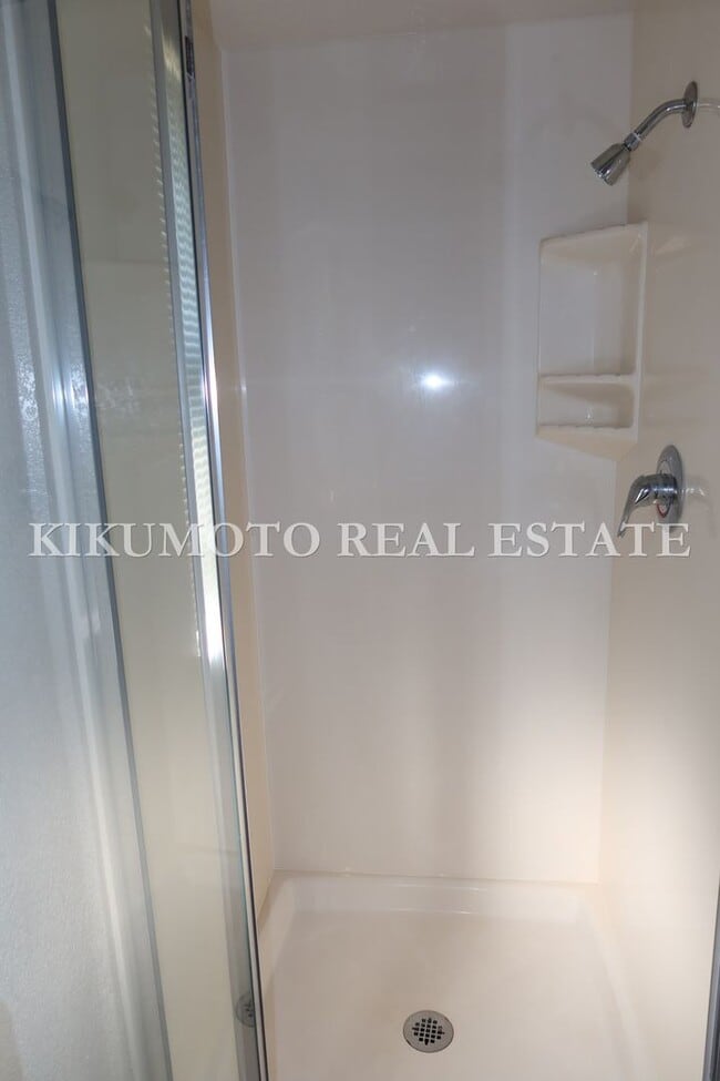 Building Photo - 3 Bedrooms, 2 1/2 Baths Half-plex in the P...