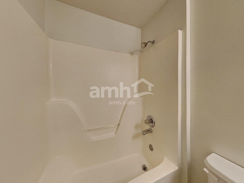 Building Photo - 1202 Larzelere Ln