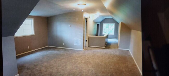 Building Photo - 6 Bed, 3 bath, Home